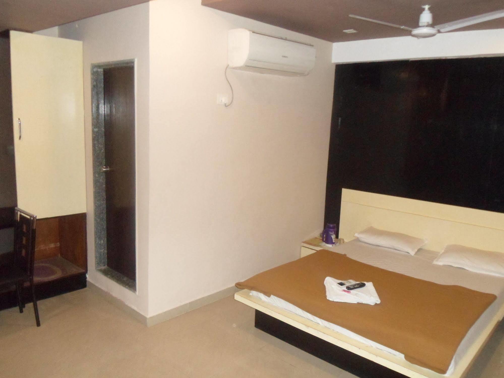 Hotel Canada Palace Watuwa Dış mekan fotoğraf